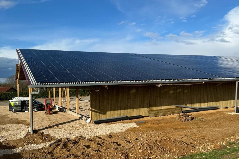 Écurie neuve à toiture solaire